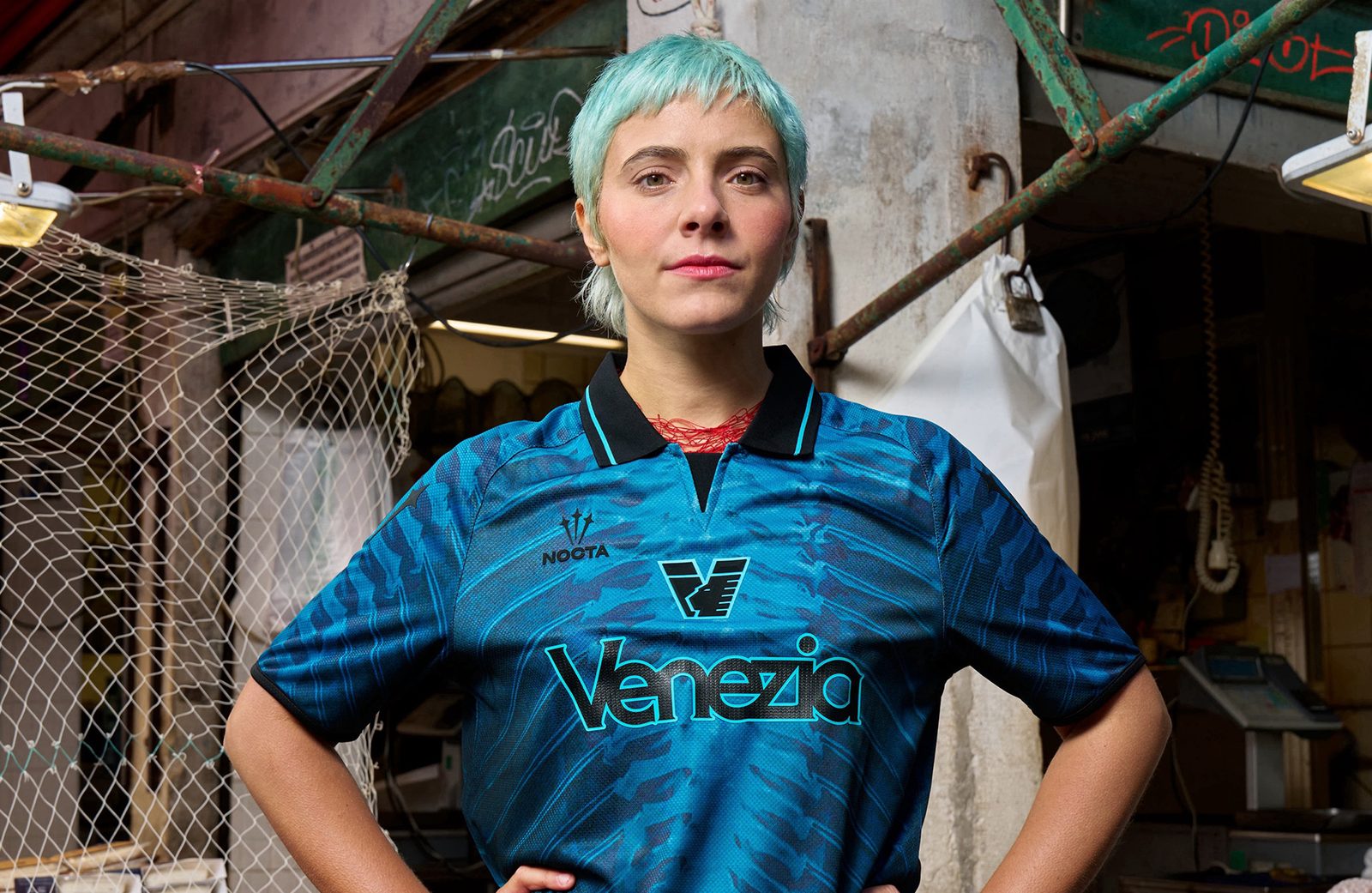 Hay algo extraño en la nueva camiseta del Venezia de Nueva Jersey