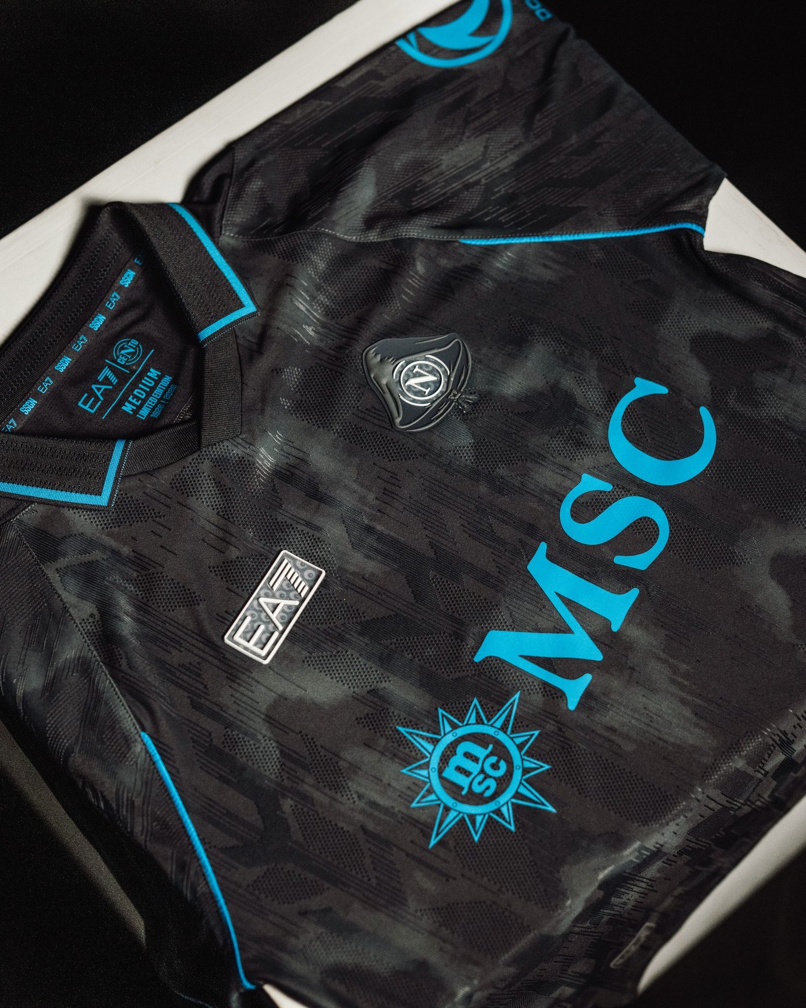 Napoli y EA7 Despiertan al Munaciello: La Camiseta que Brilla en la Oscuridad para Halloween
