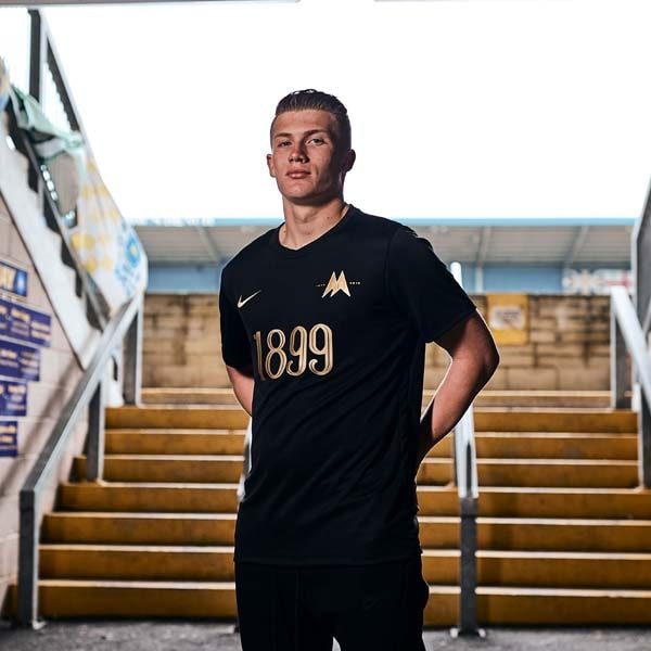 Cambridge United Rinde Homenaje a Syd Barrett con una Camiseta Especial de Umbro
