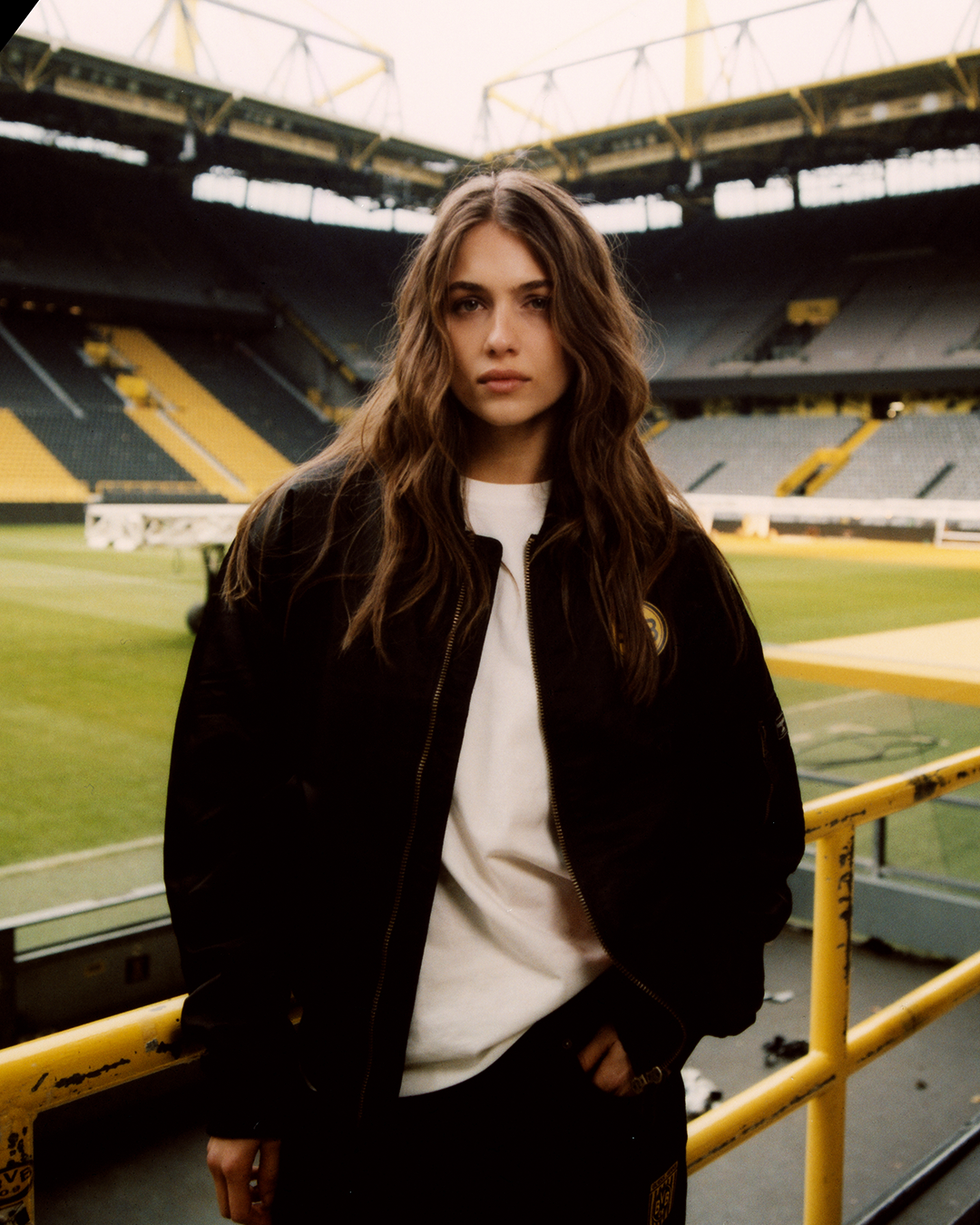 GUESS JEANS y Borussia Dortmund unen fuerzas: la colección cápsula que fusiona denim y pasión futbolera