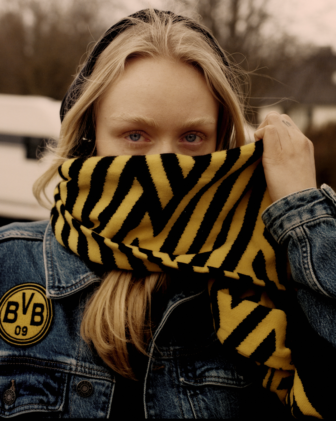 GUESS JEANS y Borussia Dortmund unen fuerzas: la colección cápsula que fusiona denim y pasión futbolera