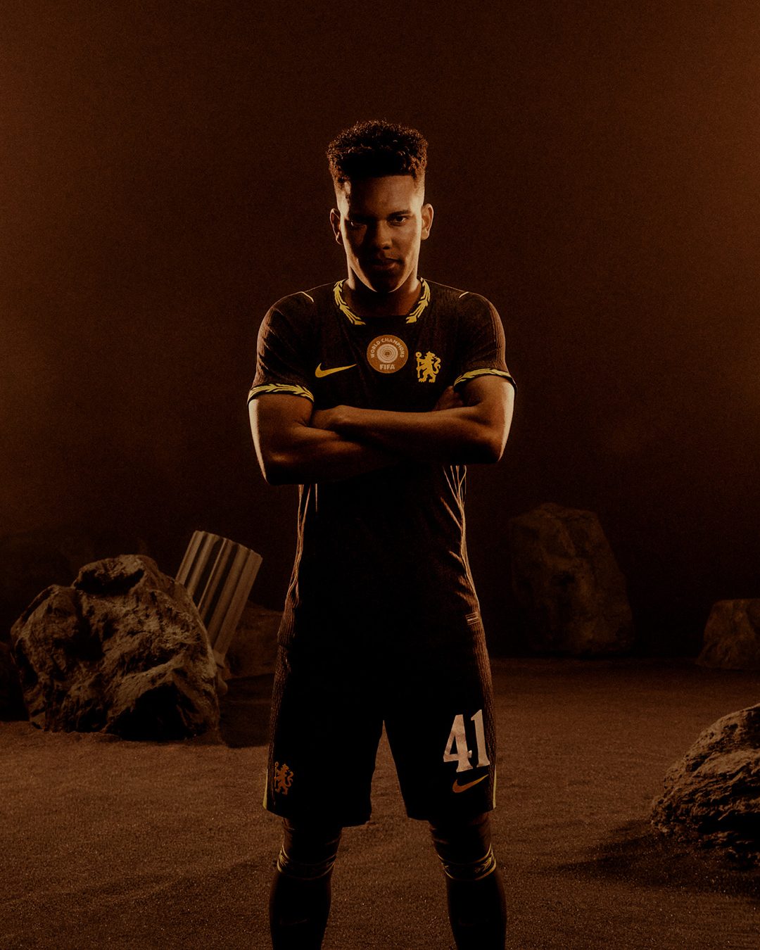 Chelsea y Nike Revelan su Uniforme Alterno 2026/27: Negro y Oro para Desatar el León