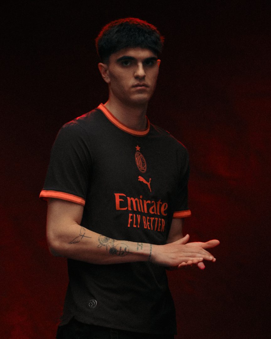 PUMA y AC Milan desvelan su tercera camiseta con efectos que brillan bajo luz ultravioleta