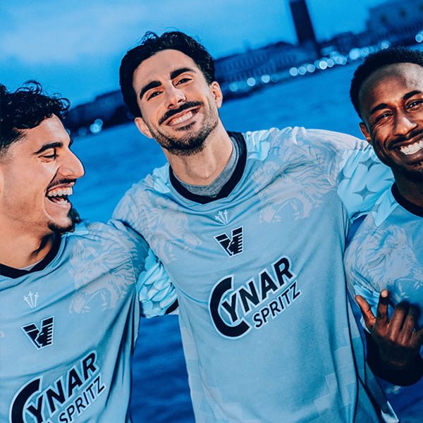 Hay algo extraño en la nueva camiseta del Venezia de Nueva Jersey