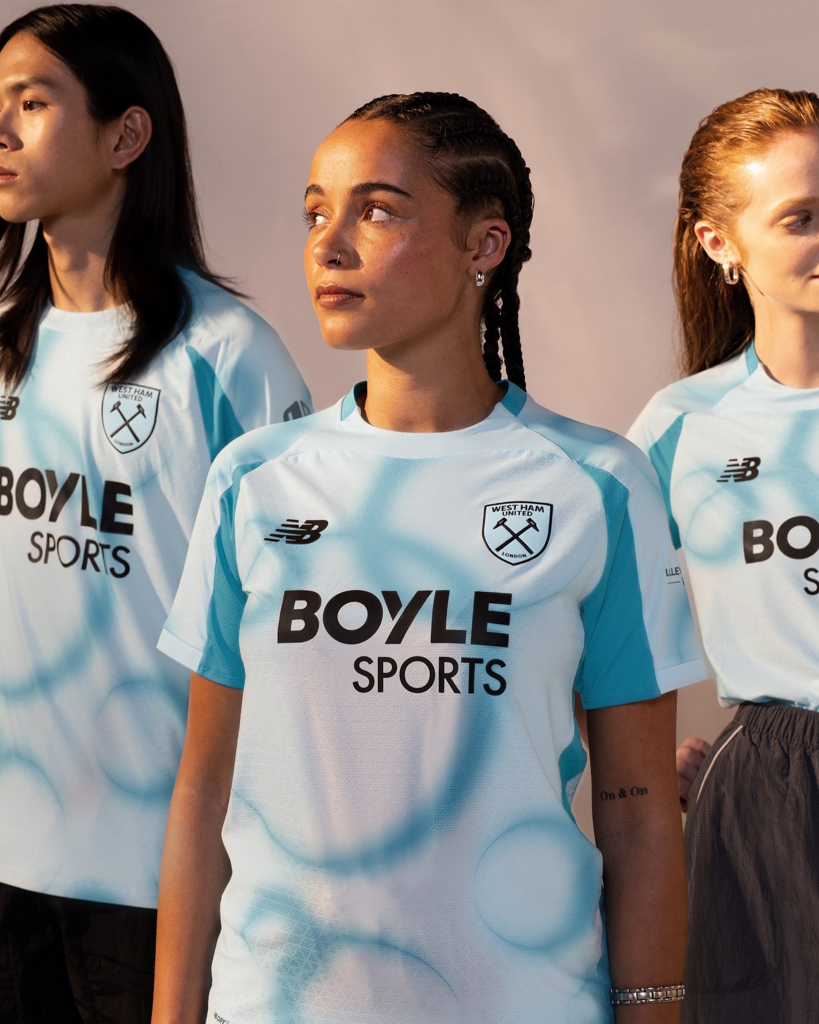 West Ham United y New Balance presentan su tercera camiseta 2026/27: un diseño inspirado en su icónico himno