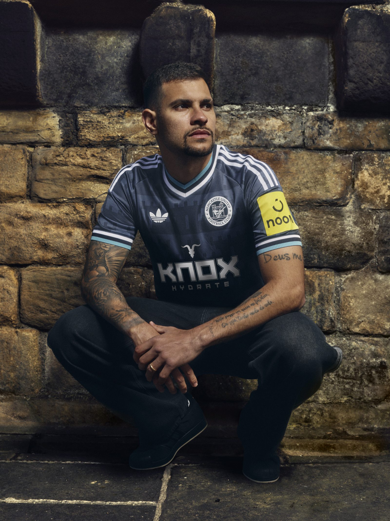 adidas y Newcastle United desvelan su uniforme de visitante para 2026/27: azul marino que hipnotiza