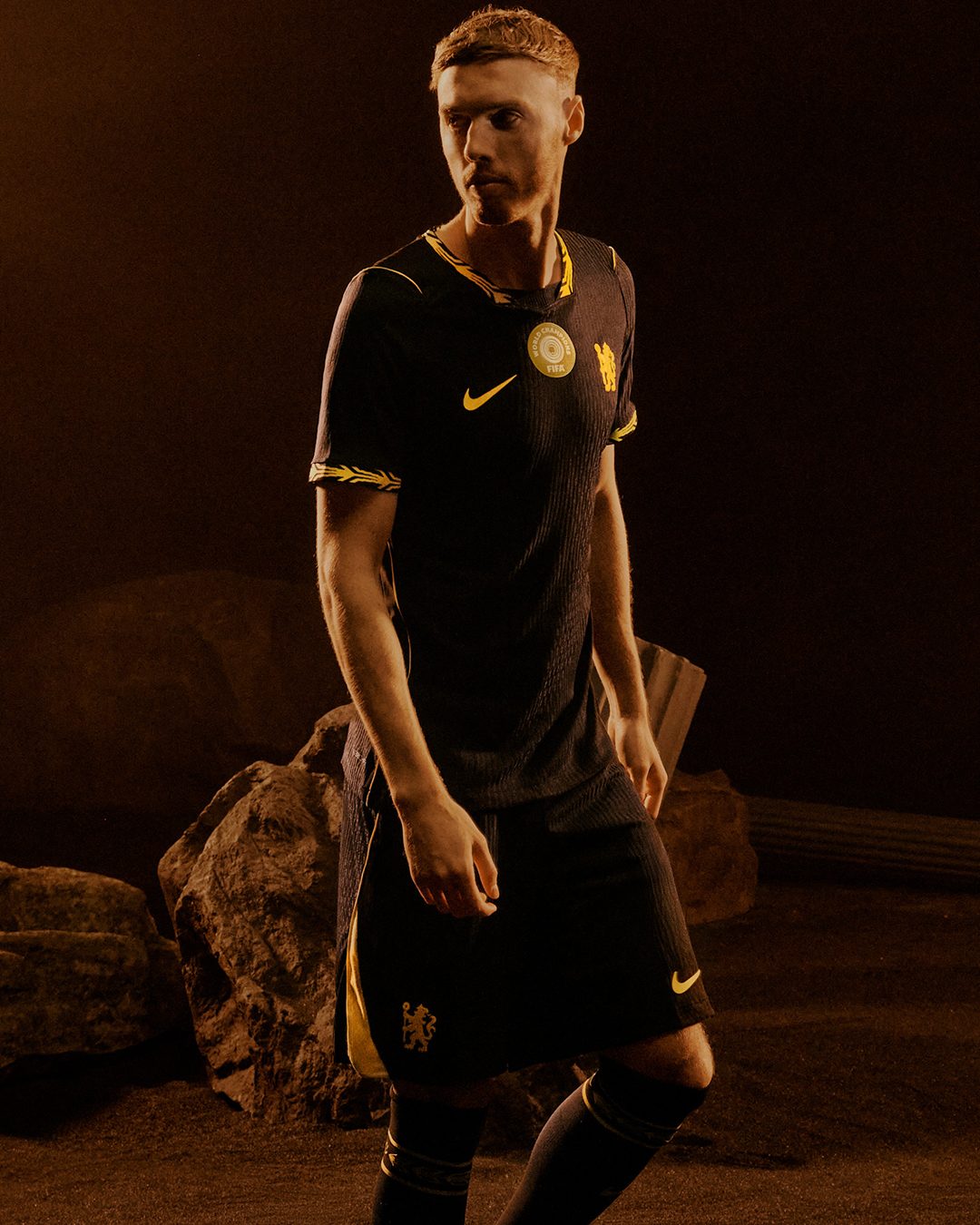 Chelsea y Nike Revelan su Uniforme Alterno 2026/27: Negro y Oro para Desatar el León
