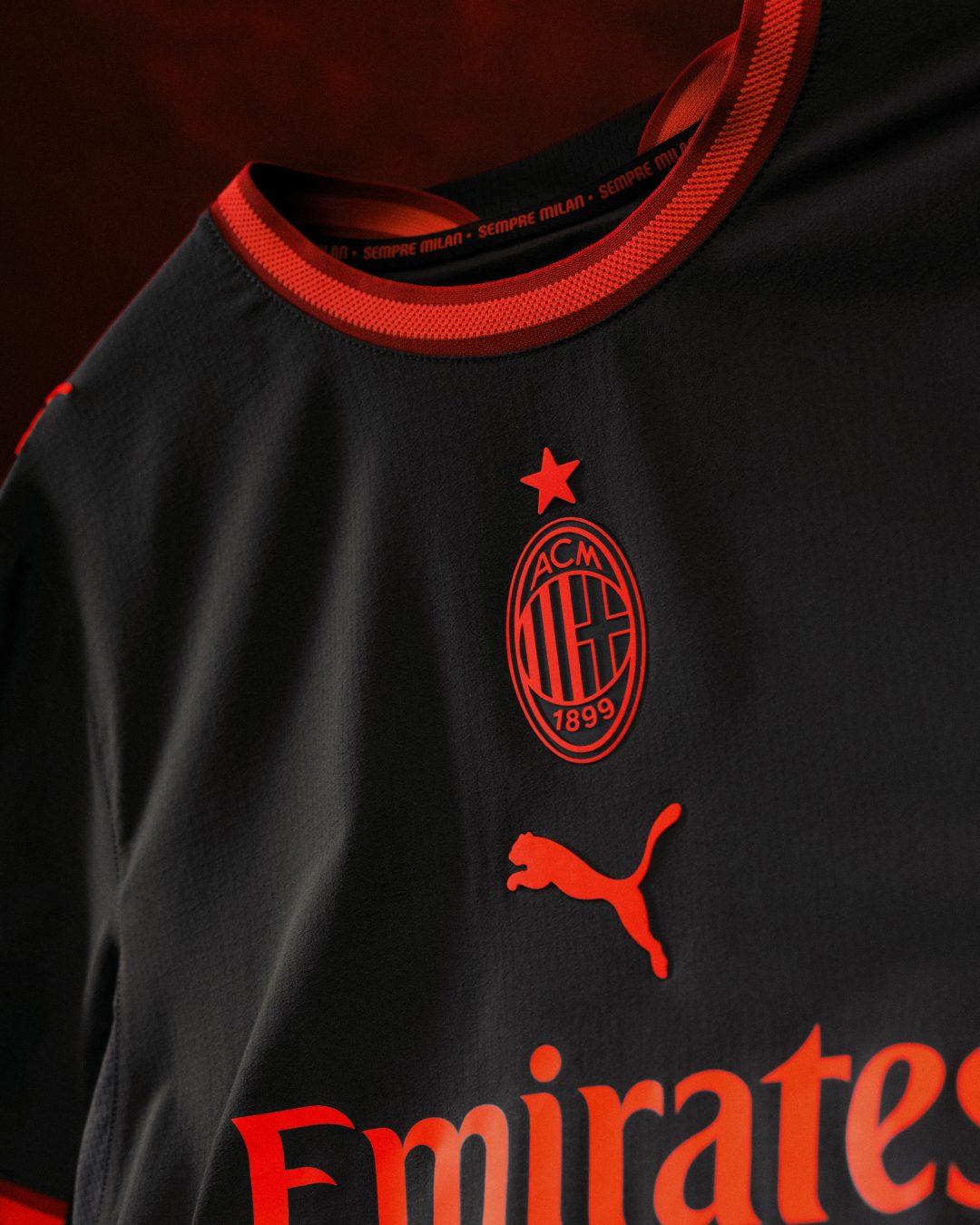 PUMA y AC Milan desvelan su tercera camiseta con efectos que brillan bajo luz ultravioleta