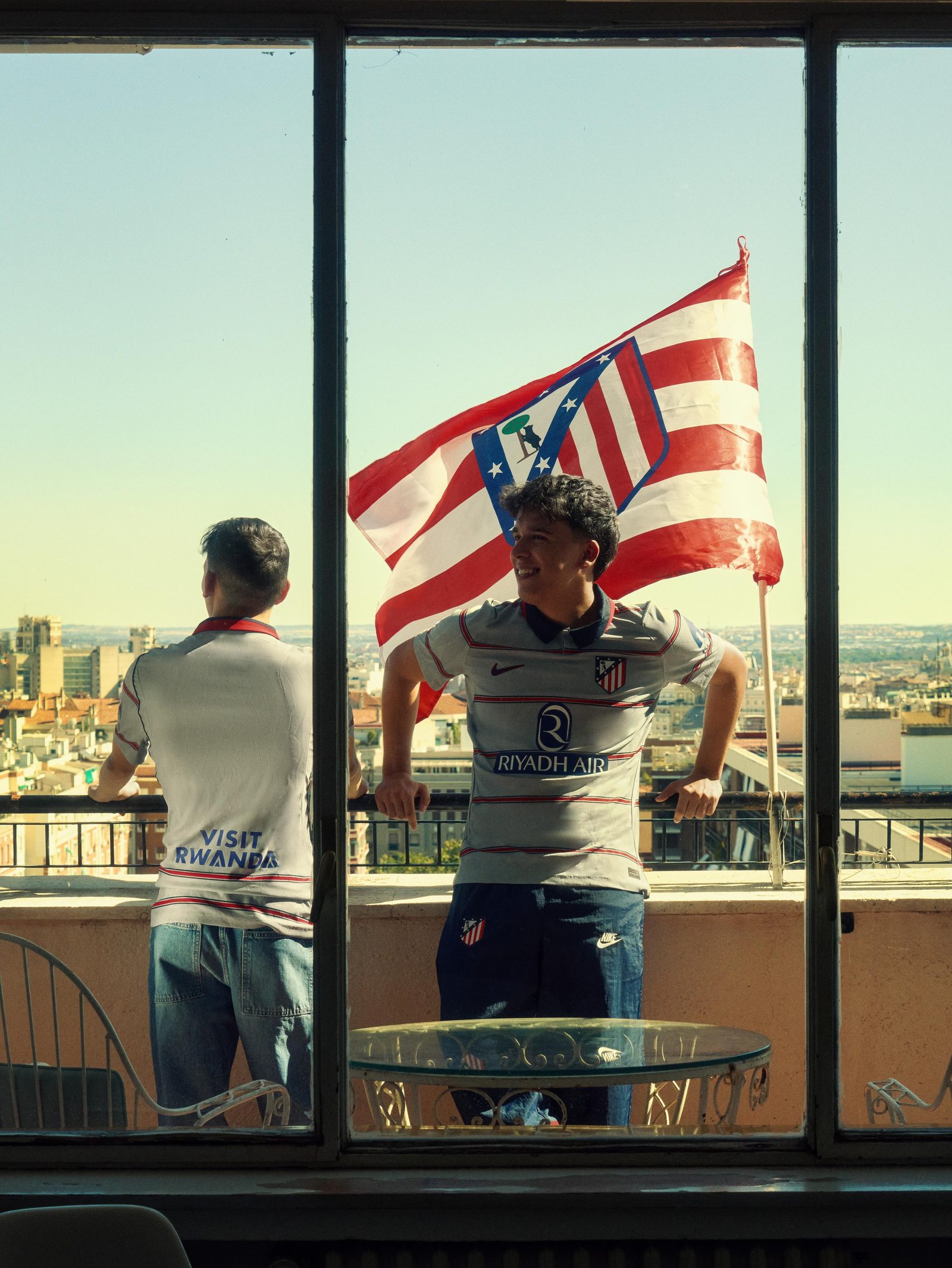 Atlético Madrid y Nike desvelan el uniforme alternativo 2026/27: el regreso del gris que honra la herencia clásica