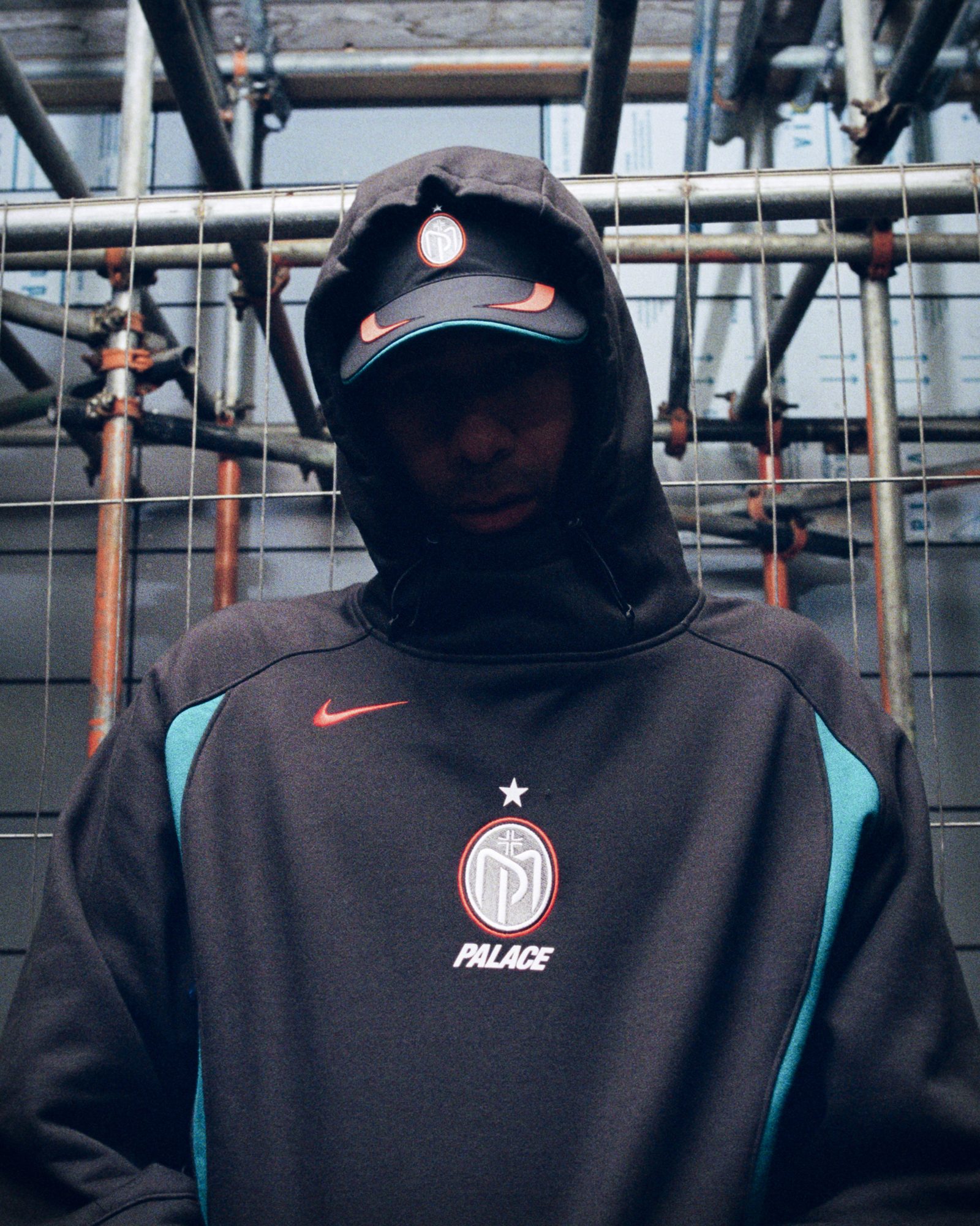 Palace y Nike lanzan colección Manor Place: donde el fútbol y el skate se encuentran