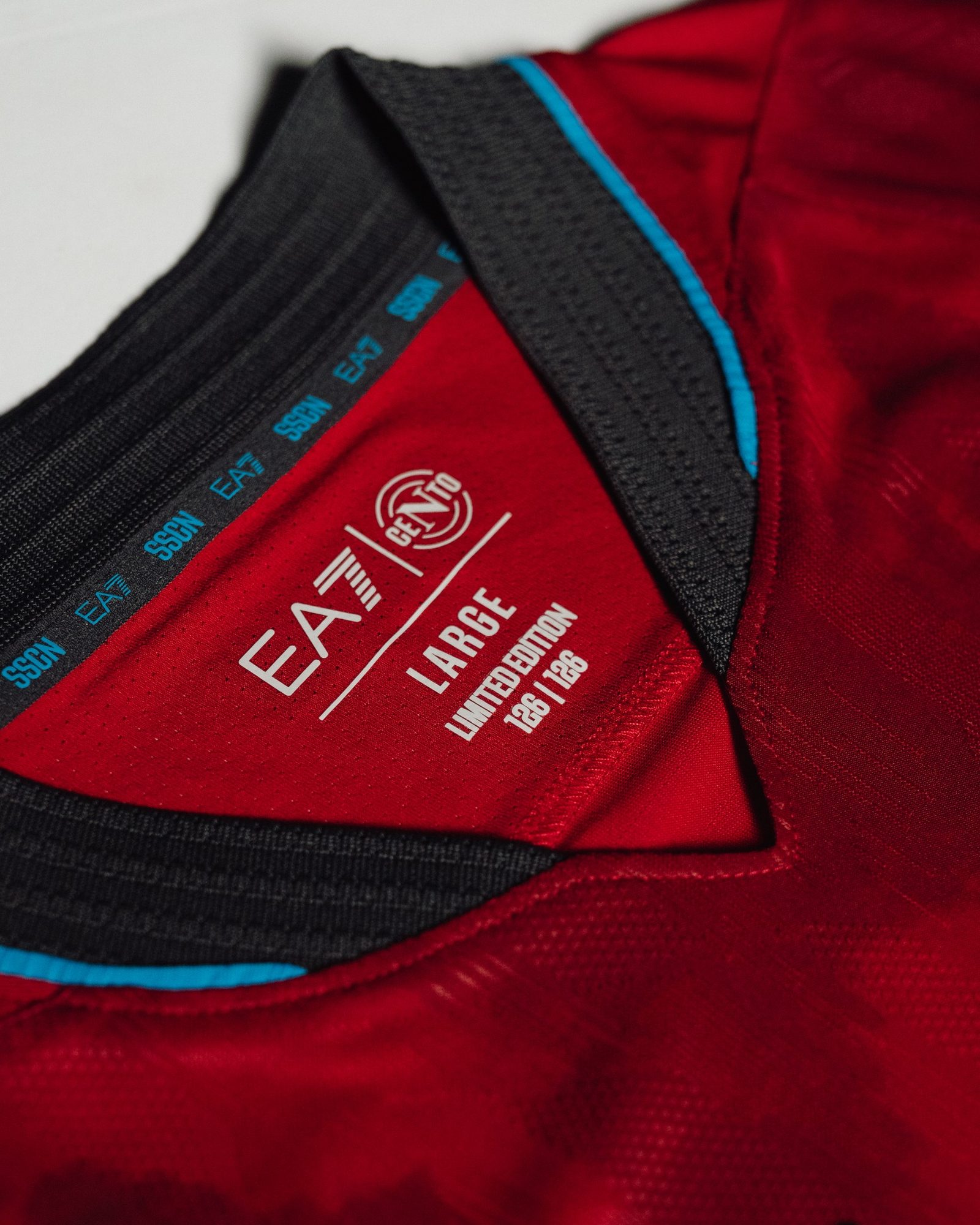 Napoli y EA7 Despiertan al Munaciello: La Camiseta que Brilla en la Oscuridad para Halloween
