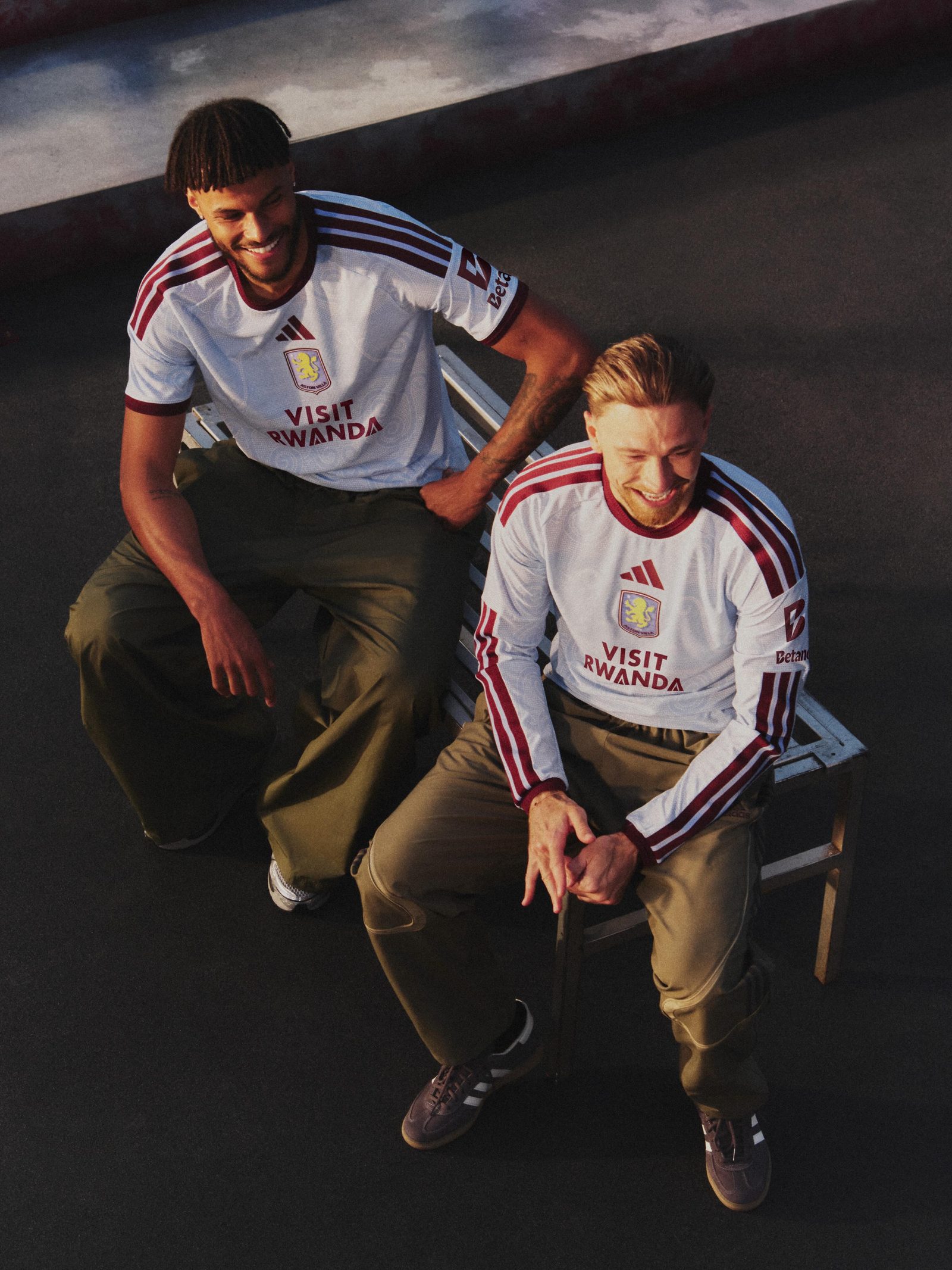 adidas y Aston Villa revelan su tercera camiseta 2026/27: un tributo apasionado al legendario Holte End