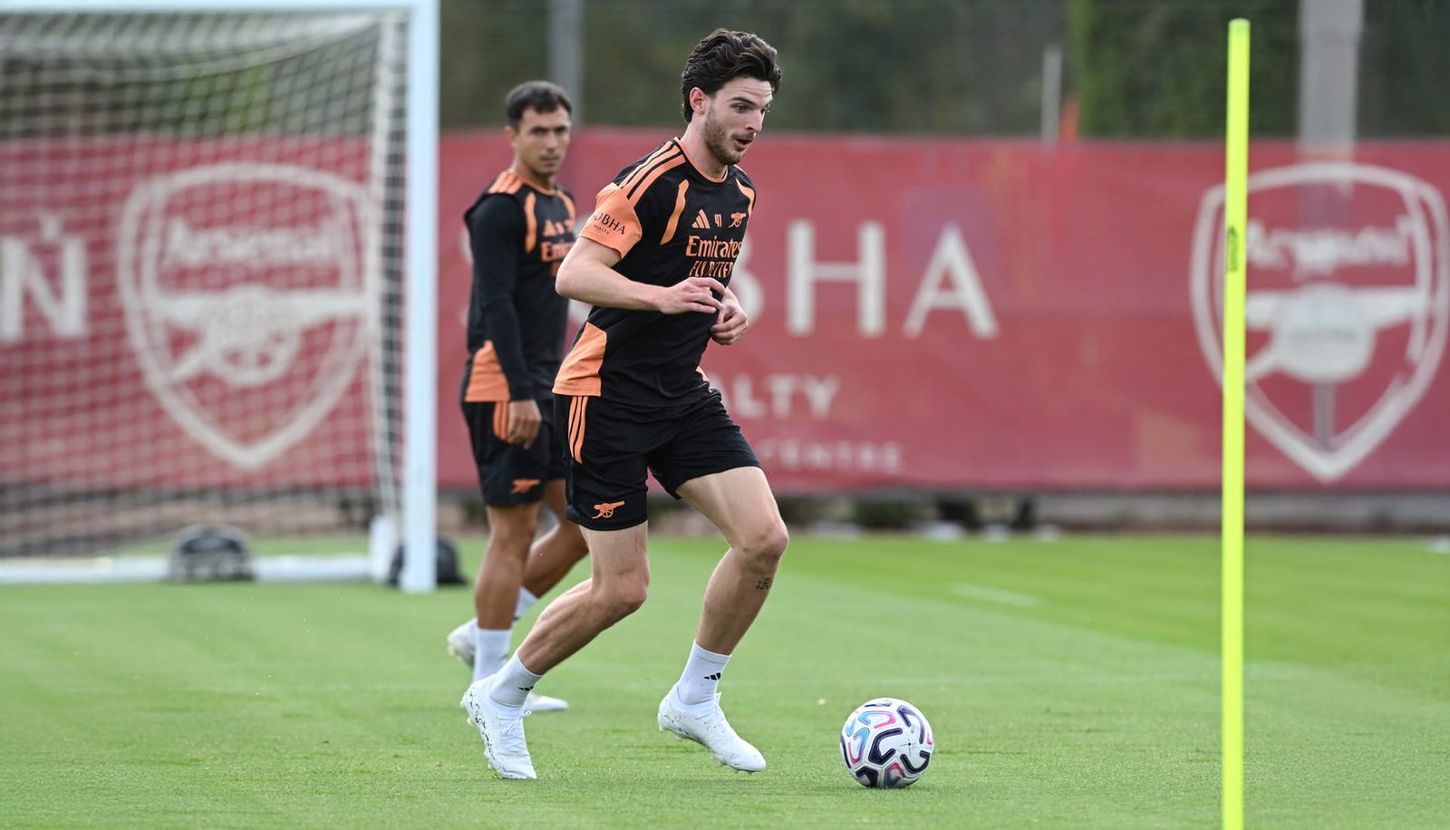 ¿Abandona Declan Rice a adidas? El futuro del centrocampista del Arsenal en la mira