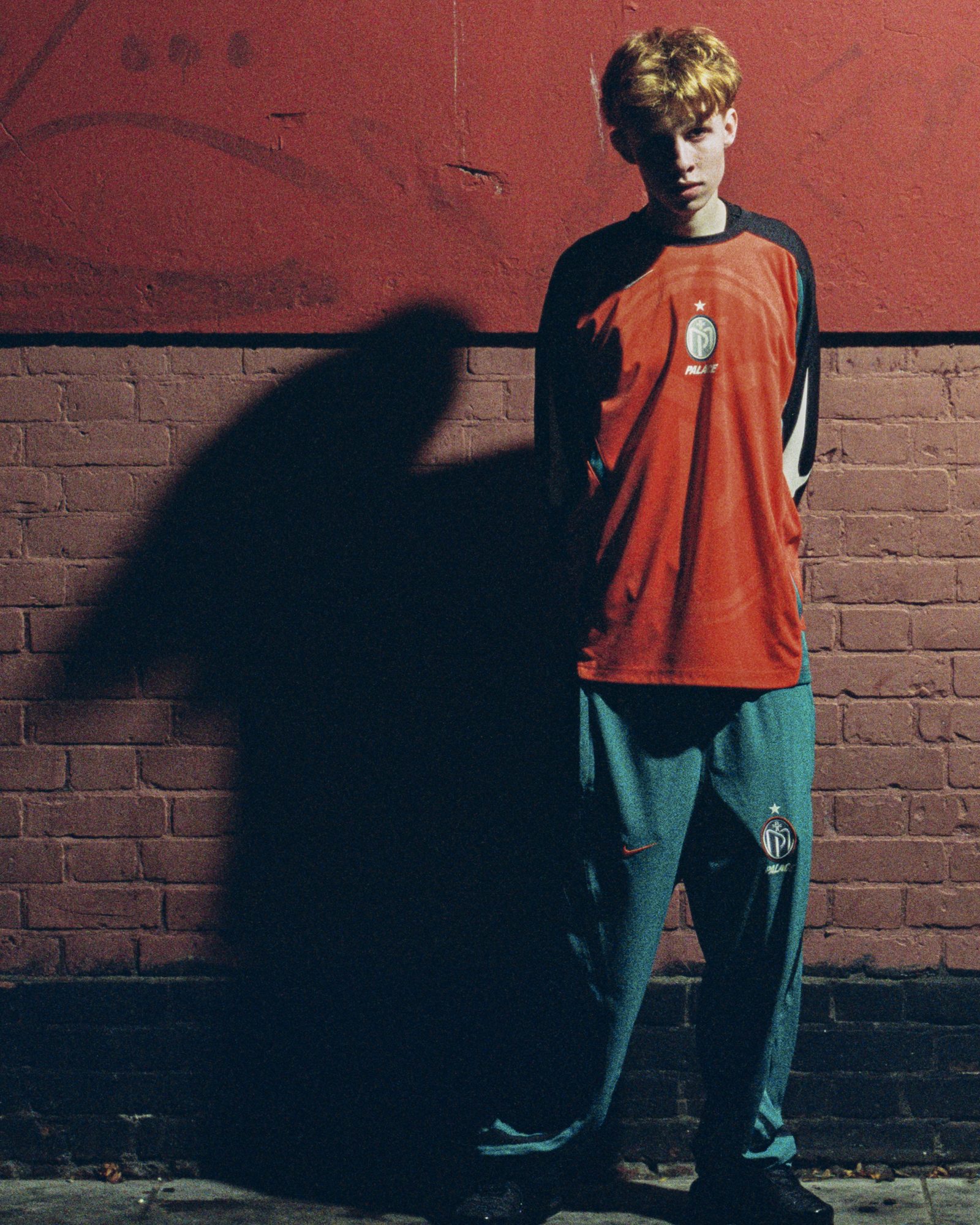 Palace y Nike lanzan colección Manor Place: donde el fútbol y el skate se encuentran
