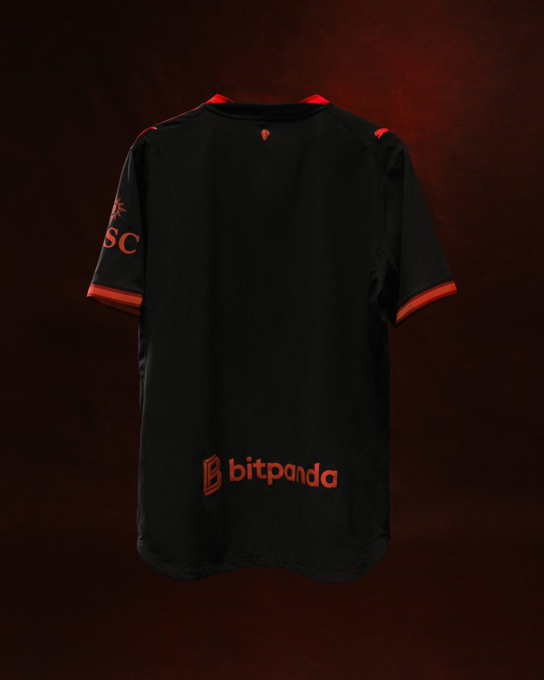 PUMA y AC Milan desvelan su tercera camiseta con efectos que brillan bajo luz ultravioleta