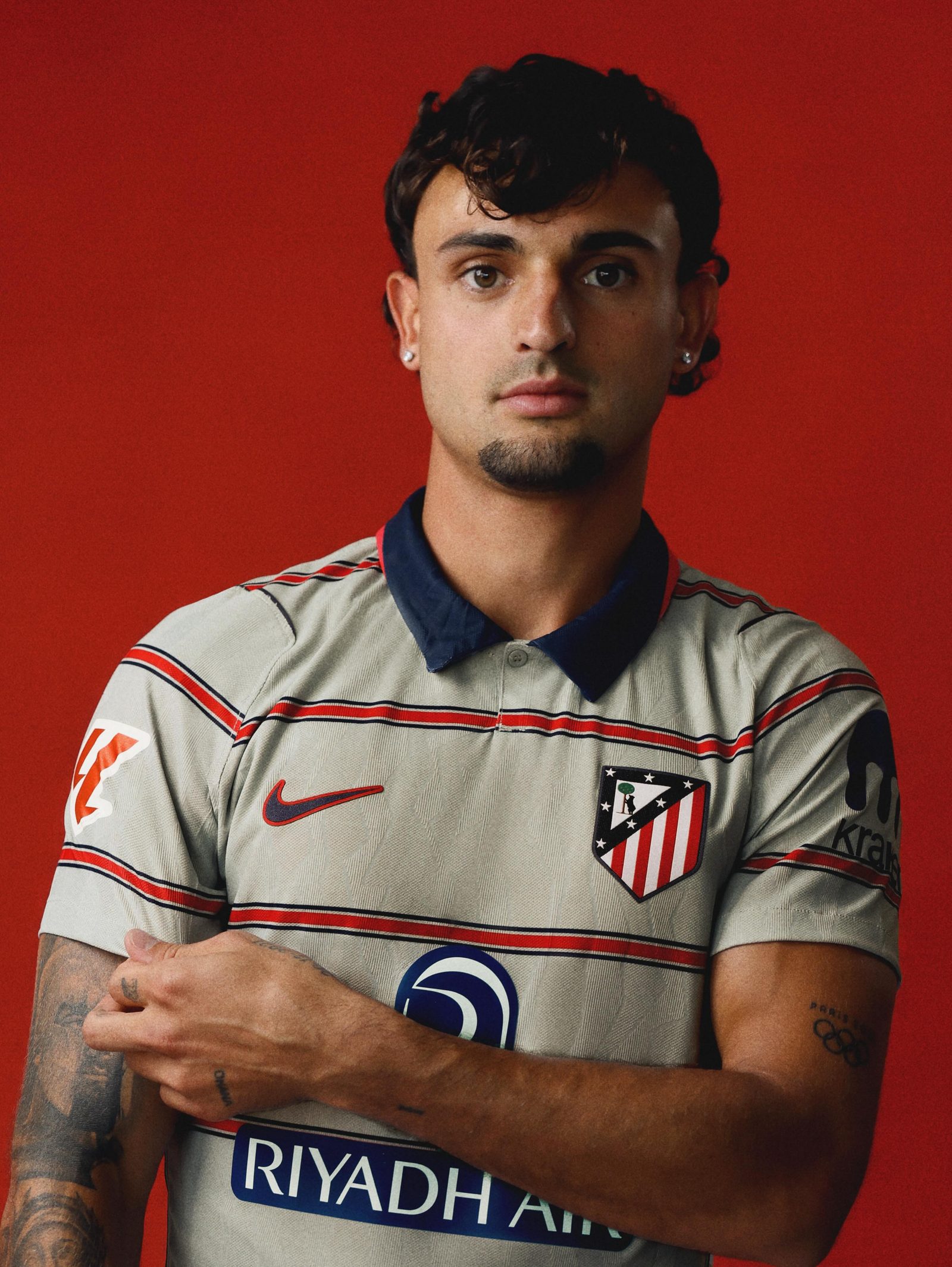 Atlético Madrid y Nike desvelan el uniforme alternativo 2026/27: el regreso del gris que honra la herencia clásica
