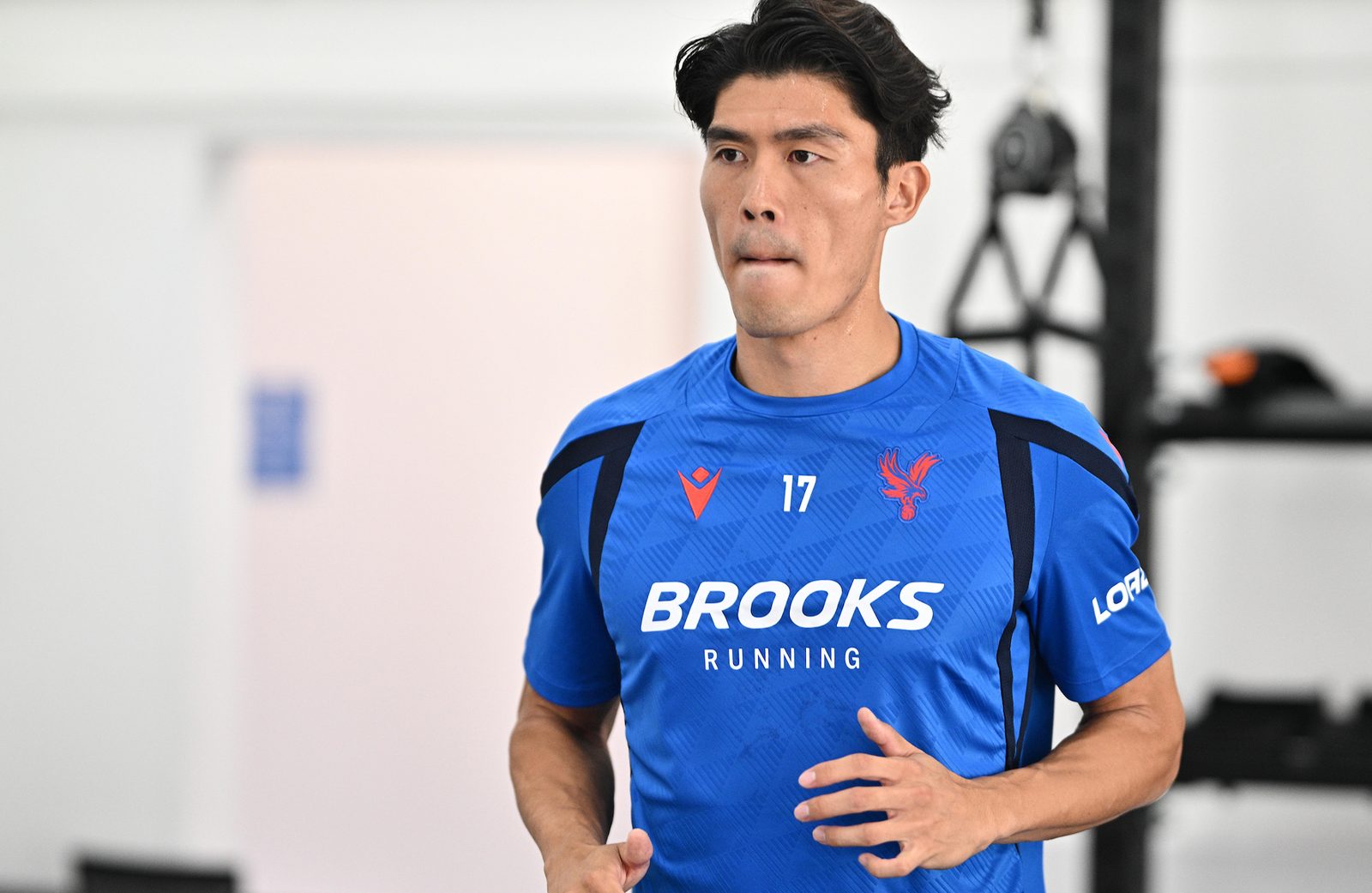 Brooks Entra en el Fútbol con una Estrategia Inteligente y Sorprendente
