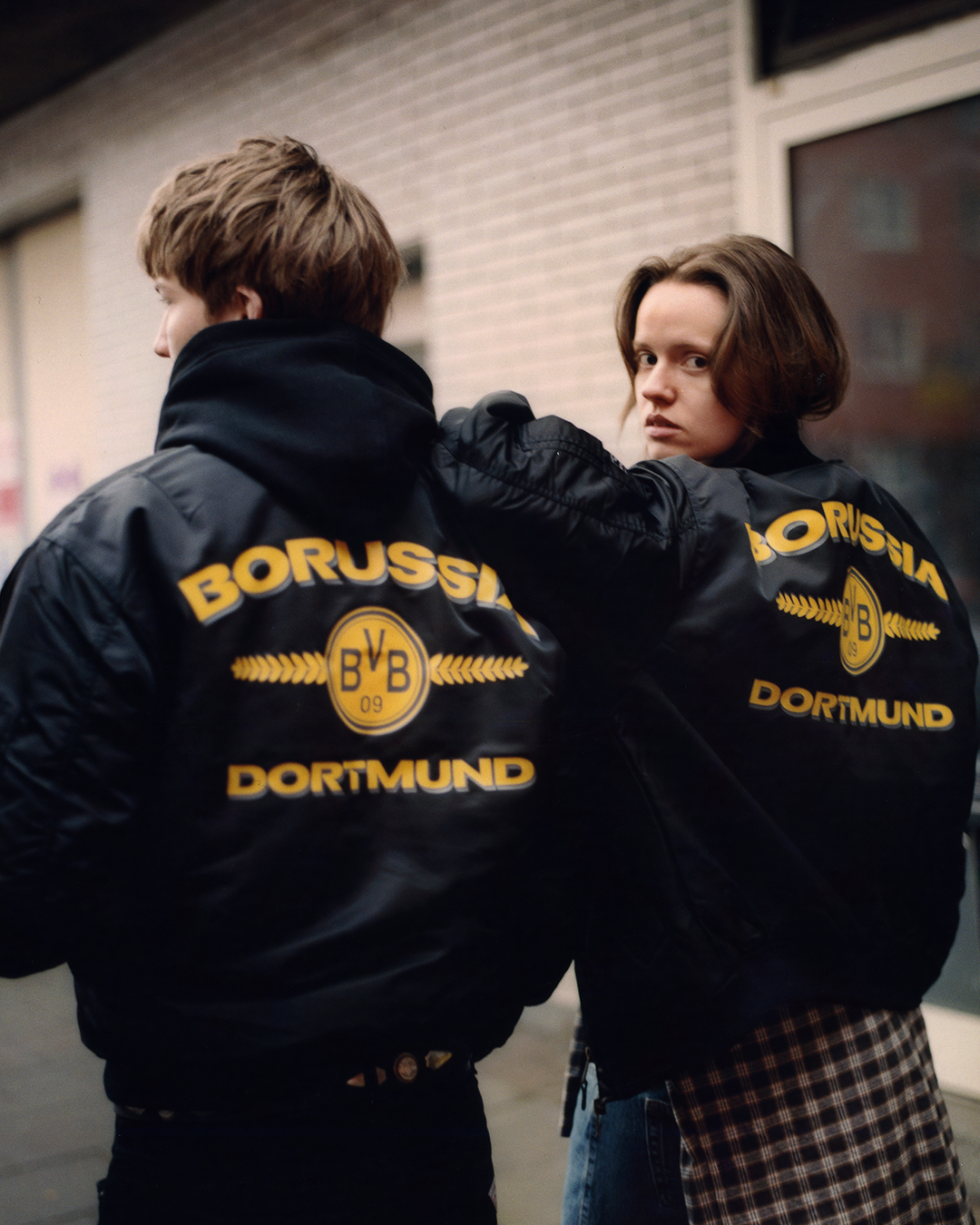 GUESS JEANS y Borussia Dortmund unen fuerzas: la colección cápsula que fusiona denim y pasión futbolera