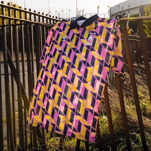 Cambridge United Rinde Homenaje a Syd Barrett con una Camiseta Especial de Umbro