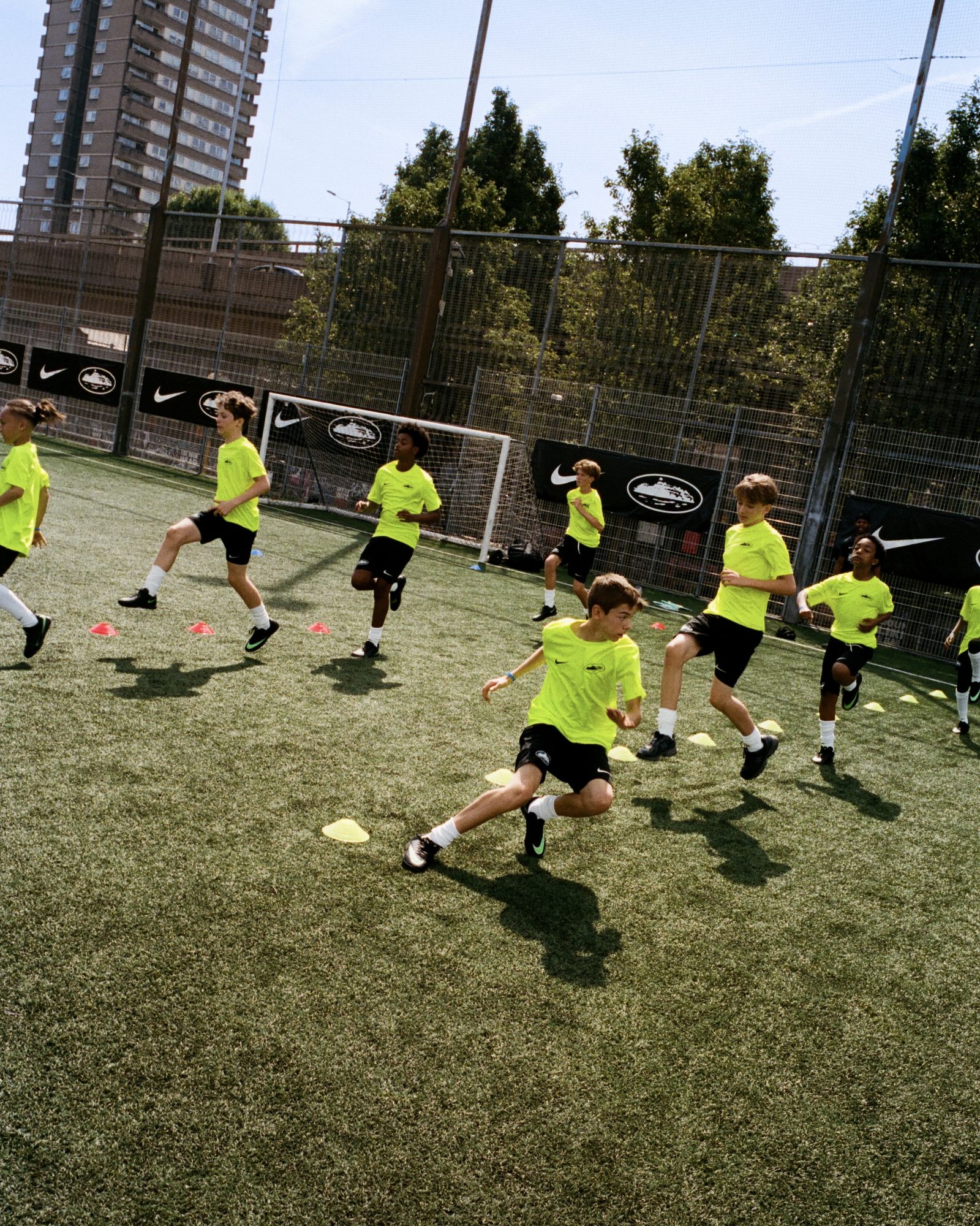 Corteiz y Nike lanzan campamento de fútbol gratuito en Londres: oportunidad de verano para la comunidad