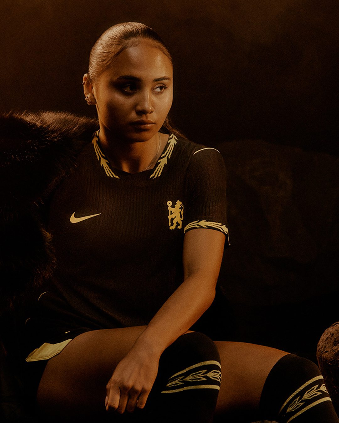 Chelsea y Nike Revelan su Uniforme Alterno 2026/27: Negro y Oro para Desatar el León