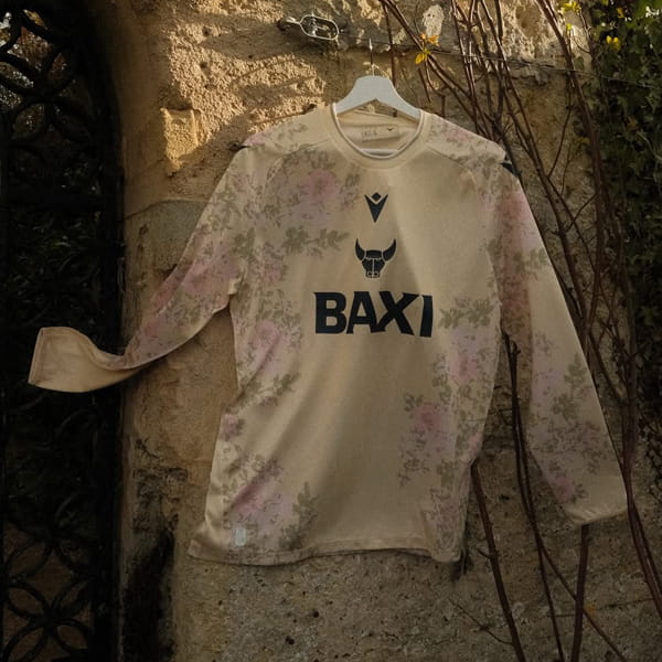 Cambridge United Rinde Homenaje a Syd Barrett con una Camiseta Especial de Umbro