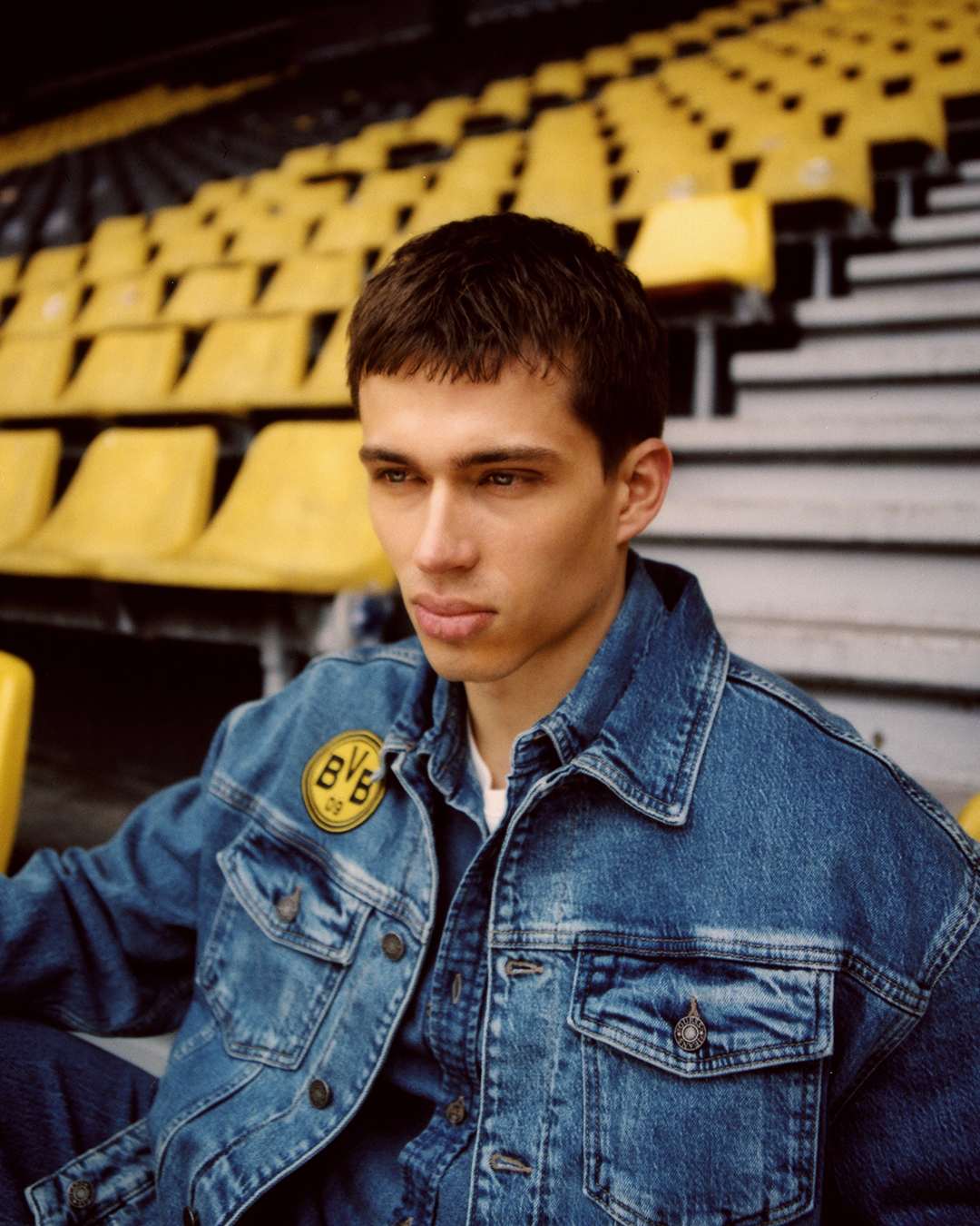 GUESS JEANS y Borussia Dortmund unen fuerzas: la colección cápsula que fusiona denim y pasión futbolera